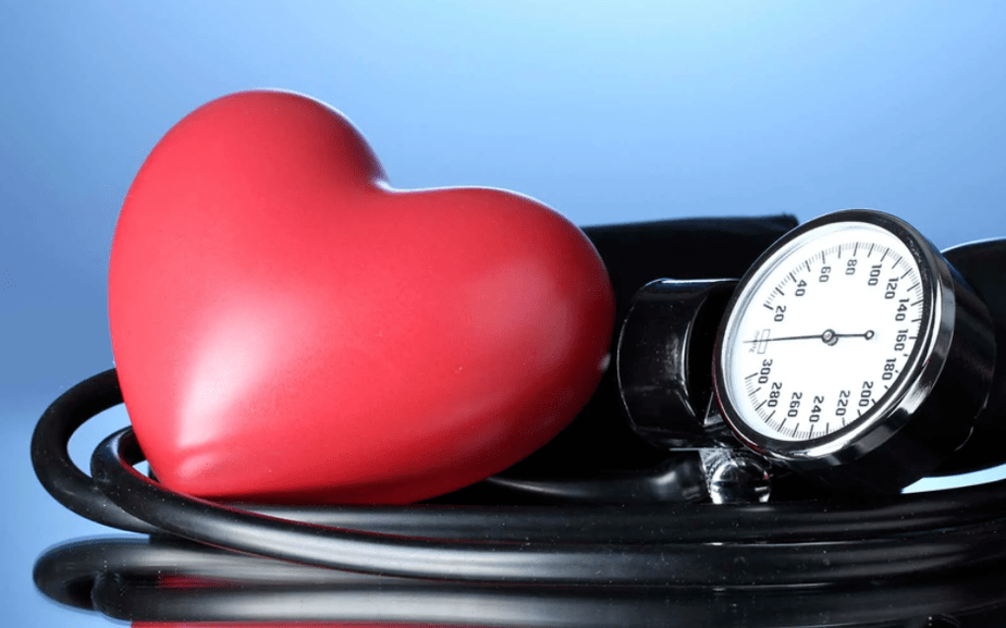augsts asinsspiediens ietekmē sirdi