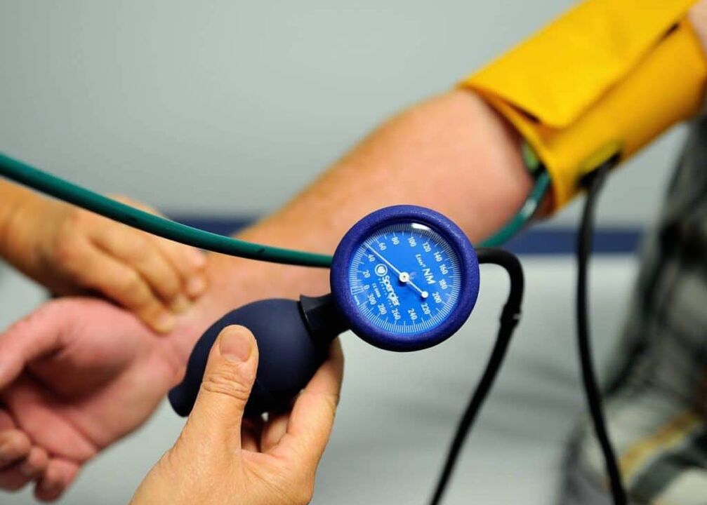Ja Jums ir hipertensija, Jums pareizi un regulāri jāmēra asinsspiediens. 